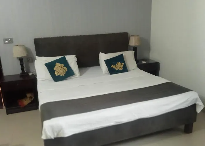 Royal Hotel And Beauty Salon
